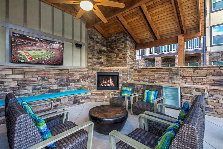 Suwanee apartments near Oracle - Artisan Station Apartments poolside lounge