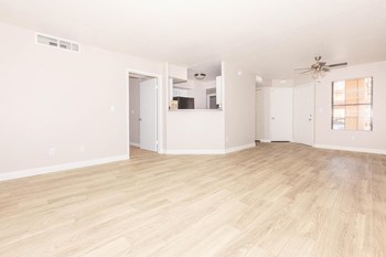 living area - Photo Gallery 3
