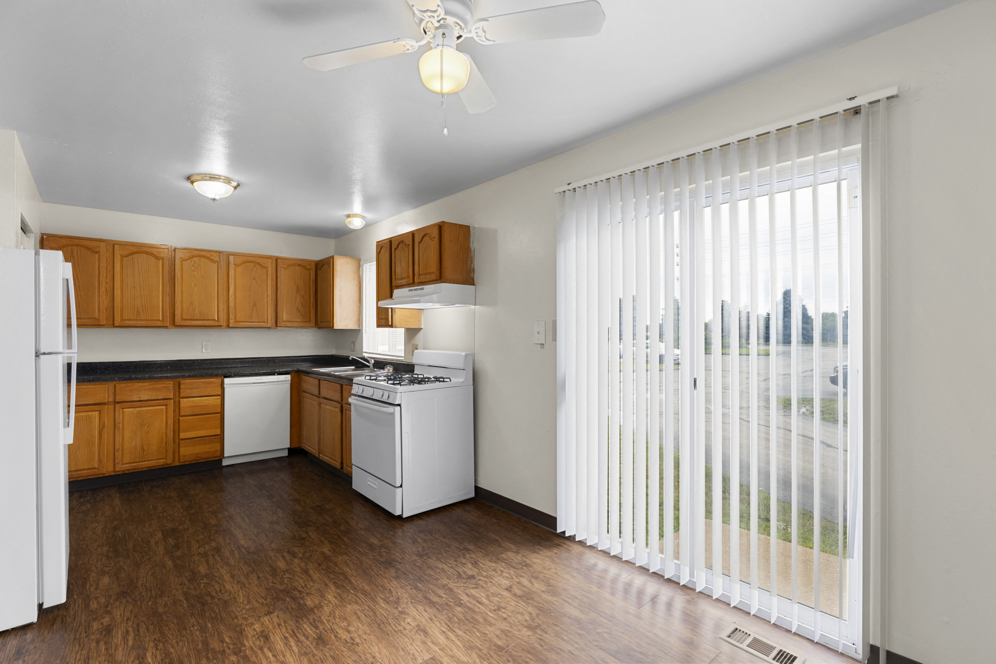 the preserve at ballantyne commons apartment living room and kitchen