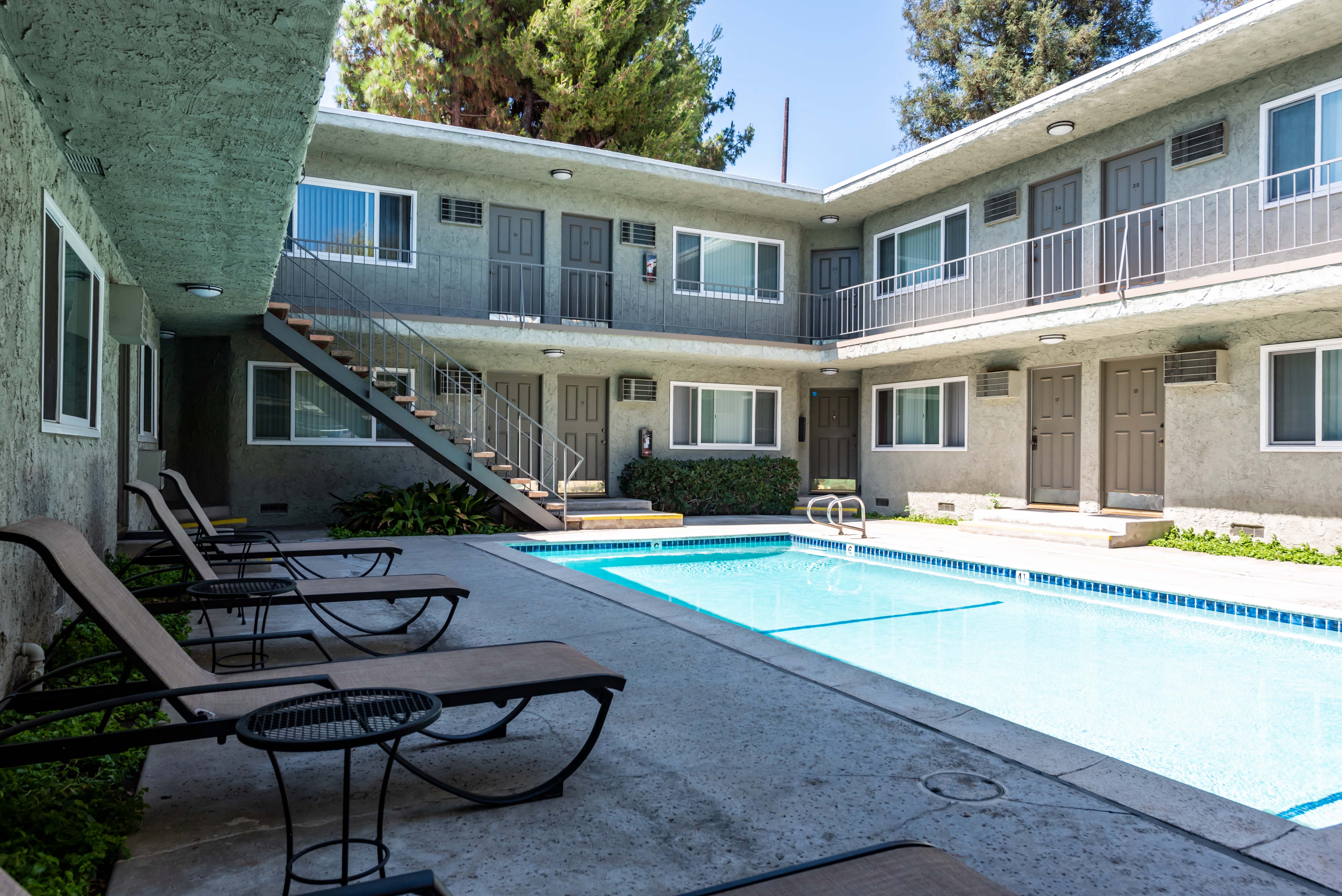 The Pavillion Apartments - Tarzana