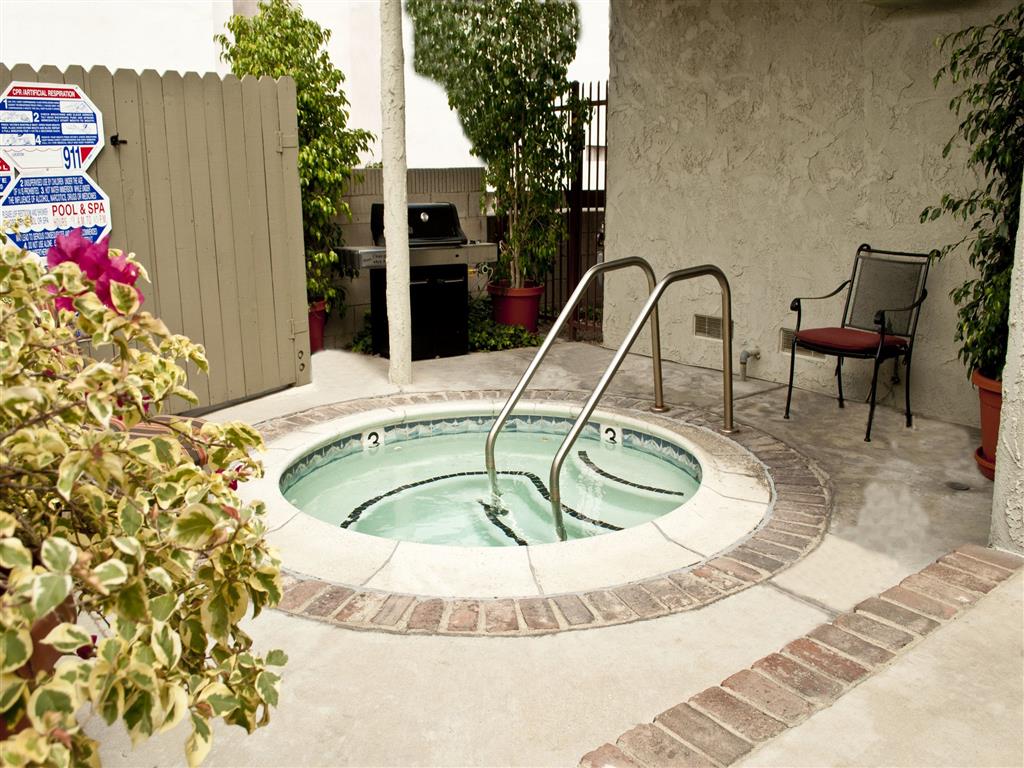 Outdoor spa, sundeck, and the BBQ are at the Windsor Apartment in Sherman Oak, CA