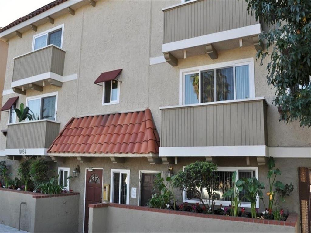 Exterior image with beautifully manicured landscaping at the Arbor Apartment in Studio City, CA