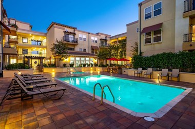 Pool/ Spa at the Villagio Apartment in Northridge, CA. Located near California state University Northridge (CSUN).