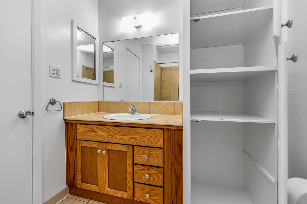 A bathroom with a sink and mirror.
