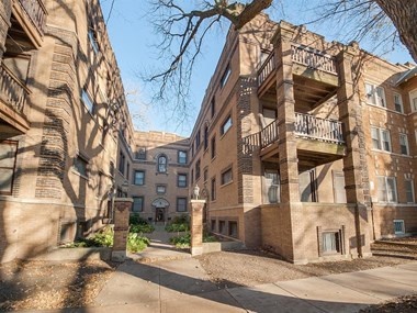 courtyard hyde park chicago apartment woodlawn rent