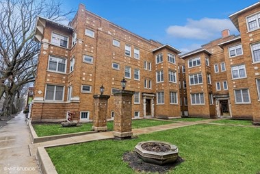 Ivy Promenade - Hyde Park Chicago Apartments near UChicago 5447 S Woodlawn Ave