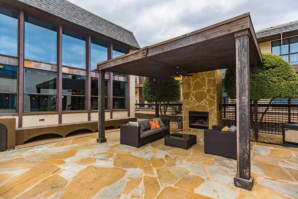 LaVita on Lovers Lane outdoor patio lounge