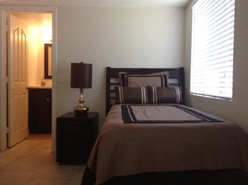 2875 E 6th Street 2-4 Beds Apartment for Rent - Photo Gallery 4