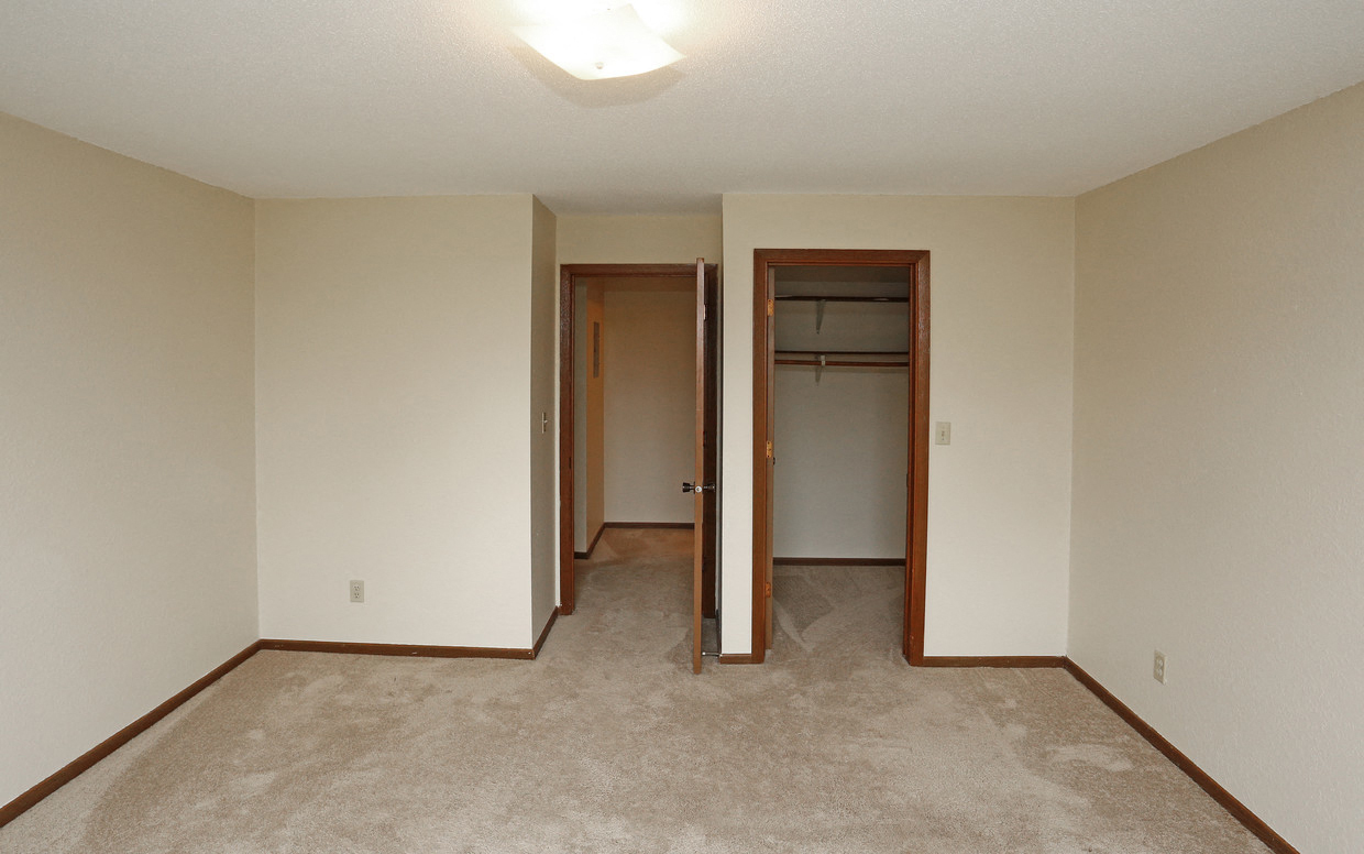 Sunrise Courts Apartments spacious closet Cambridge MN