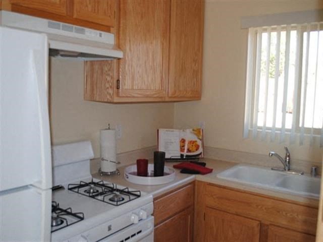 Kitchen   l Casa Bella Apartments in Victorville CA