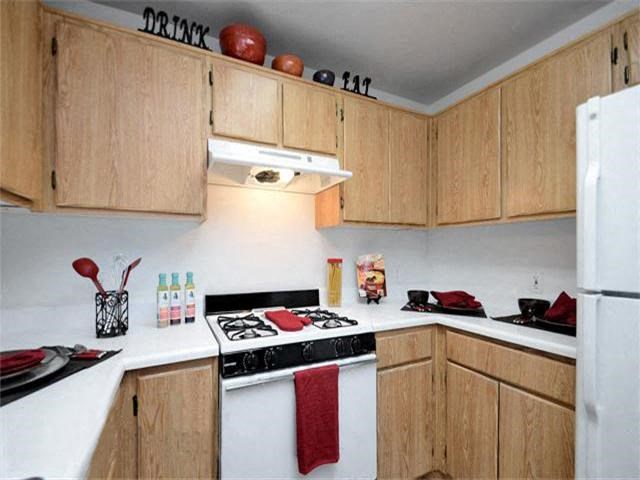 Kitchen   l Casa Bella Apartments in Victorville CA