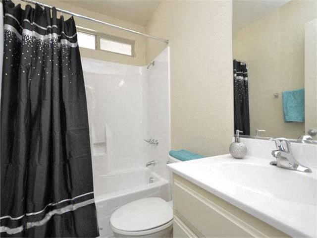 Bathroom l Casa Bella Apartments in Victorville CA