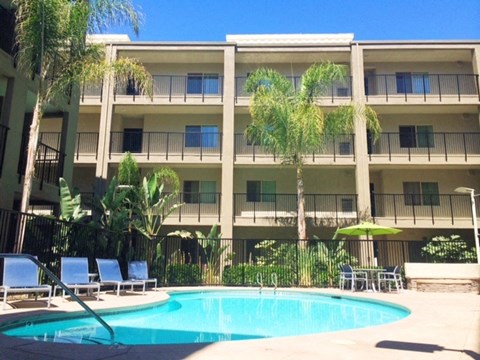 Pool with lounge chairs l Davinci Apartments 