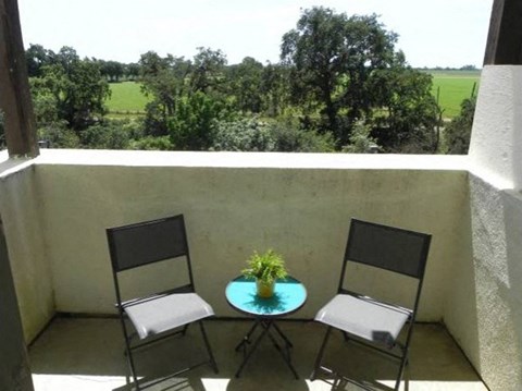 Patio Seating  l Davinci Apartments 