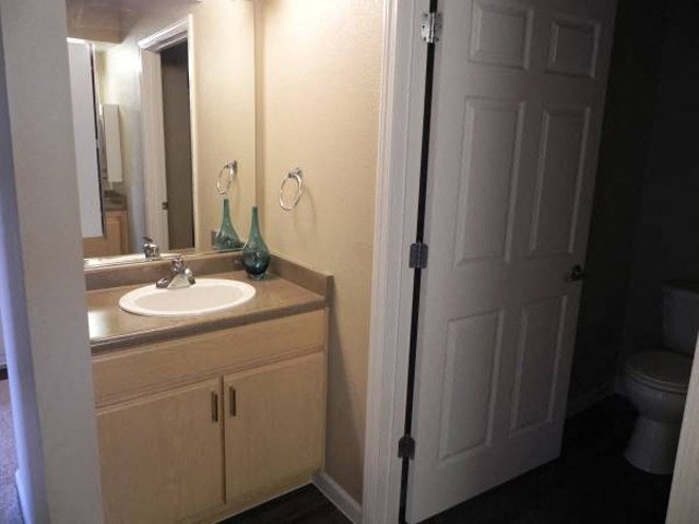 Bathroom l Davinci Apartments 