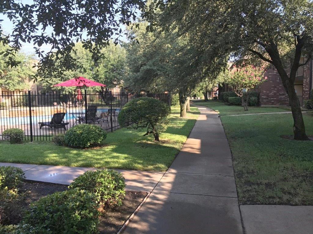 trees and a pool at Townhouse Aparments