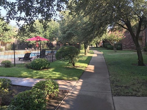 trees and a pool at Townhouse Aparments
