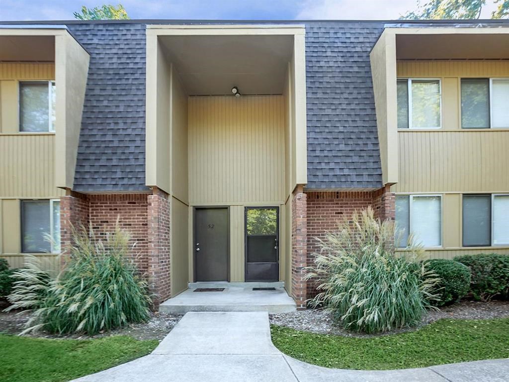 a sidewalk in front of an apartment building
