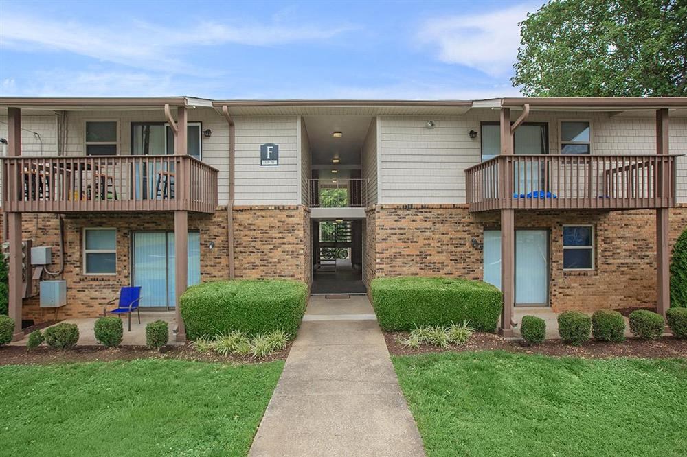 a sidewalk in front of an apartment building