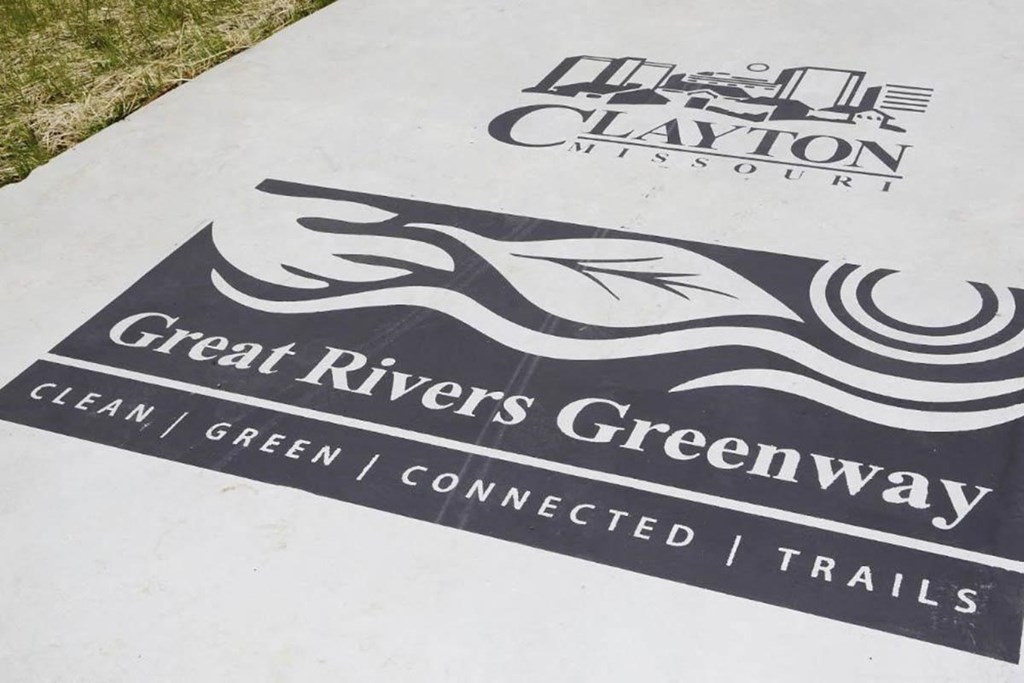 a sign for the great rivers greenway on the side of a road