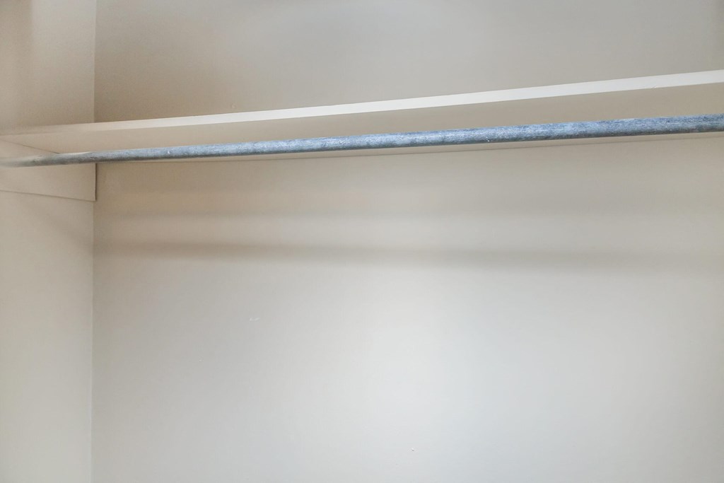 the ceiling of a room with white walls and a white ceiling with a blue ledge