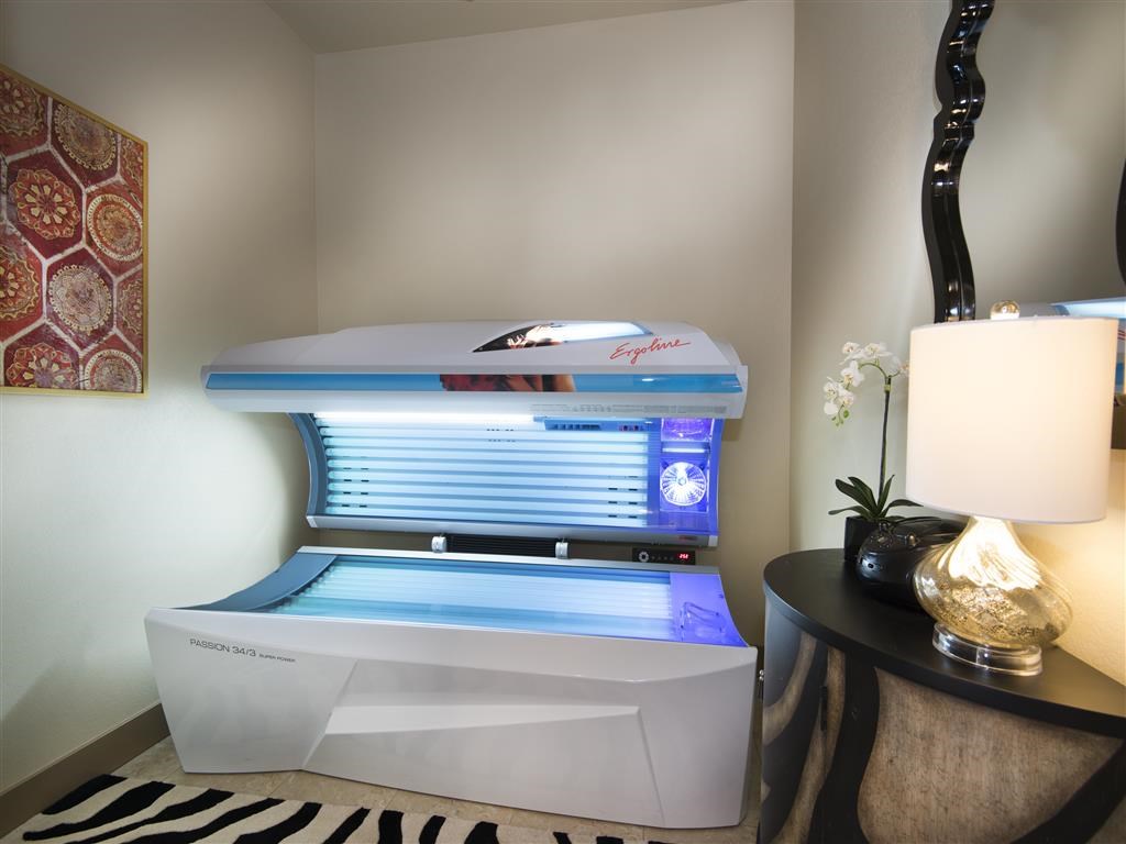 an air conditioner in a living room next to a lamp