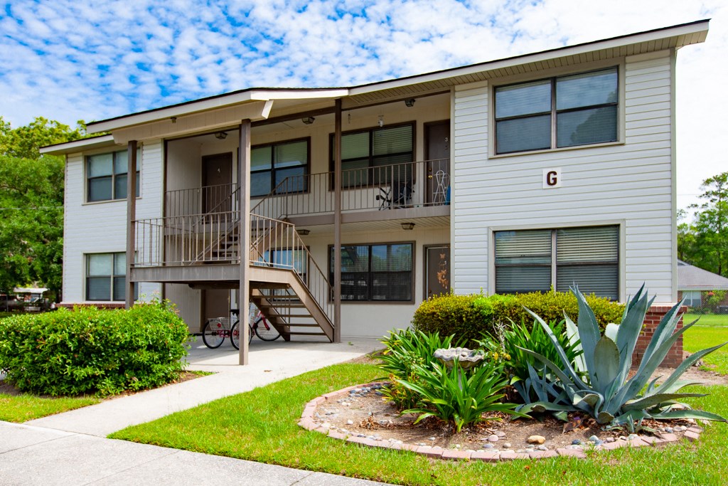 Apartment G with a balcony and a garden in front.