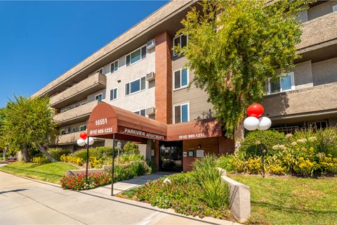 The Parkview Apartments, Lake Balboa - CA. Spacious and upgraded apartments located walking distance from the Lake/park and many other hiking trails. Located few miles from CSUN.