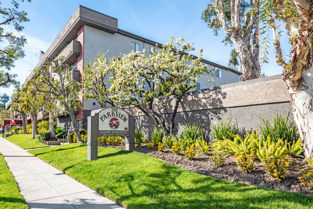 The Parkview Apartments, Lake Balboa - CA. Spacious and upgraded apartments