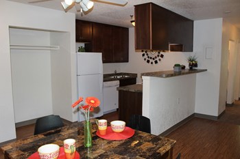 875 21st Ave SE 2-3 Beds Apartment for Rent - Photo Gallery 3