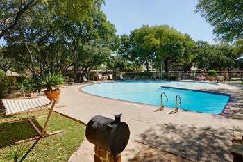 Sparkling Pool at Le Montreaux Apartments, Austin, 78759