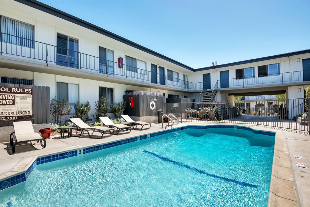 Swimming Pool | Tuscany Villas North Apts for Rent