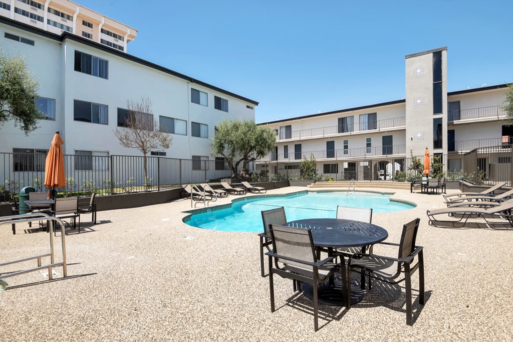 Swimming Pool | Tuscany Villas North Apts for Rent