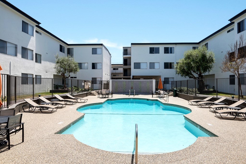 Swimming Pool | Tuscany Villas North Apts for Rent