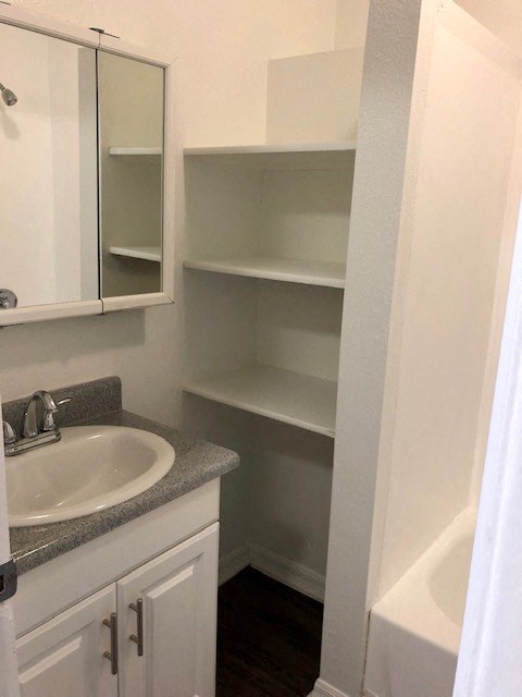 Bathroom Westerly Shores 93033 l Apartments for rent in Oxnard CA