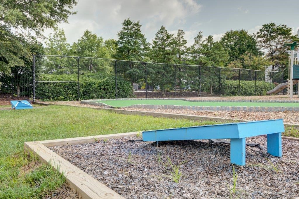 a blue bench sitting in front of a tennis court