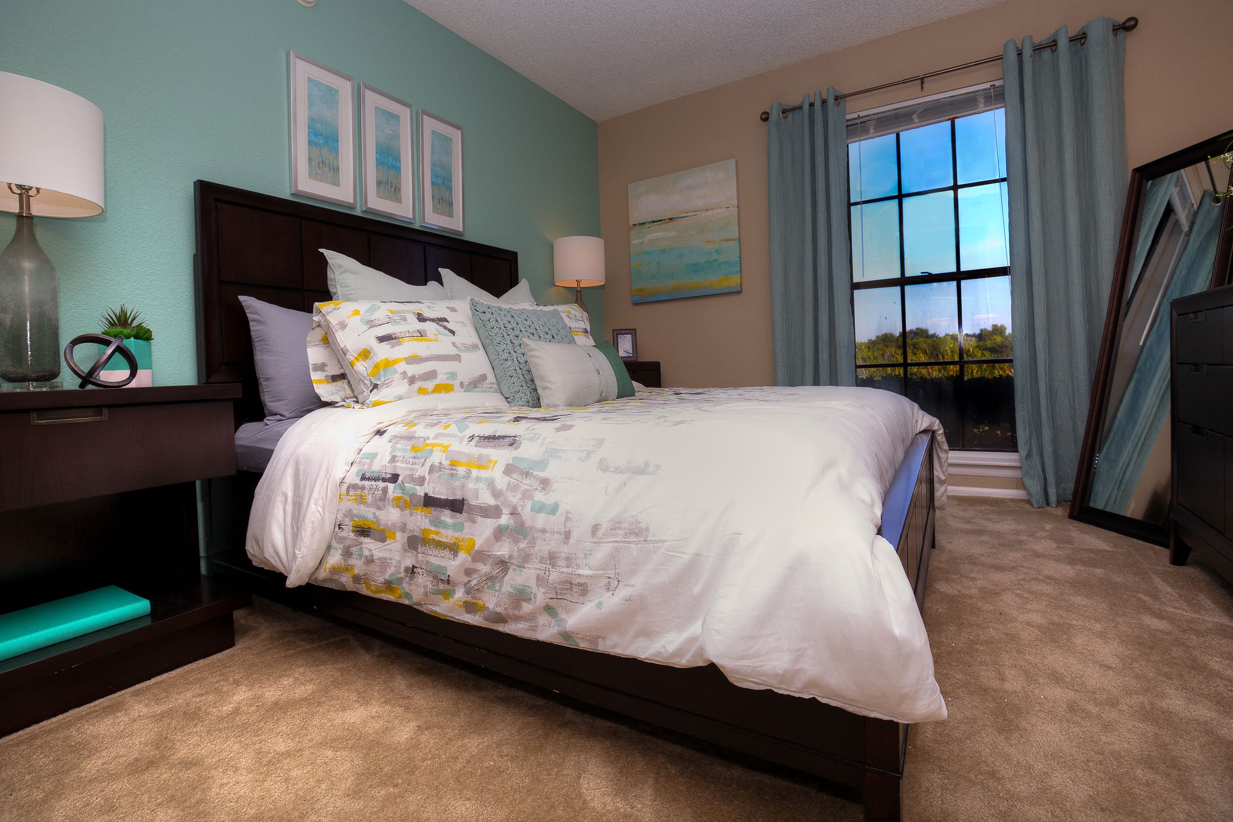 Floor to ceiling windows show off magnificent views and bring in natural light.