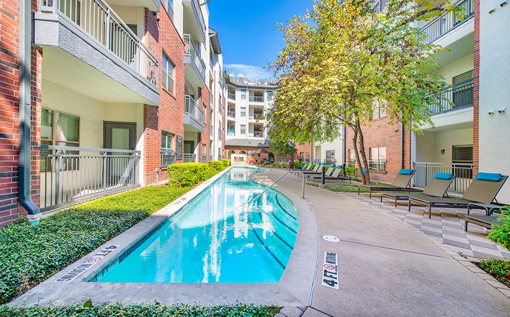 the pool at the preserve apartments