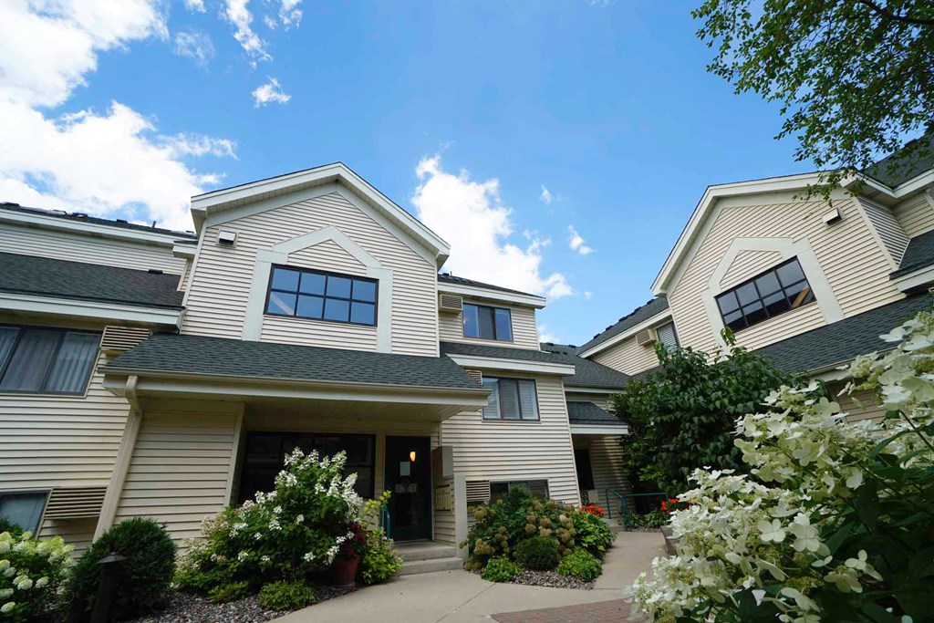 Edinborough 7602 York exterior 7602 York exterior, Edina, Minnesota