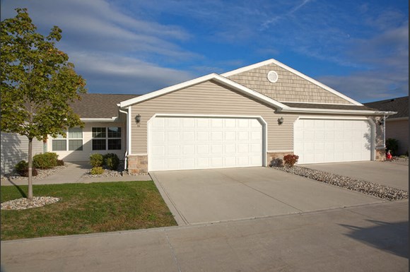 Redwood Oregon Apartments 4744 Navarre Avenue Oh Rentcafé Attached Two Car Garages Oregon Ohio Apartment Rentals Redwood Living
