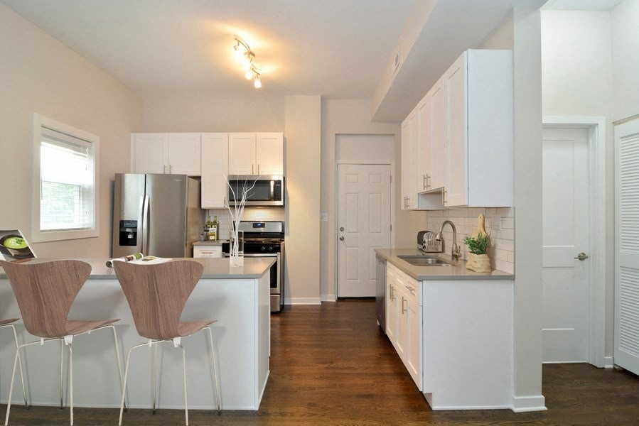 renovated 3 bed kitchen chicago apartment lincoln park new appliances hardwood floors