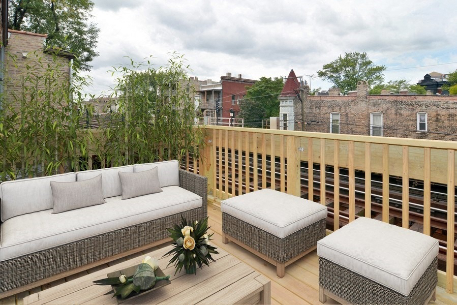 private balcony 3 bed chicago apartment lincoln park 60614 by depaul