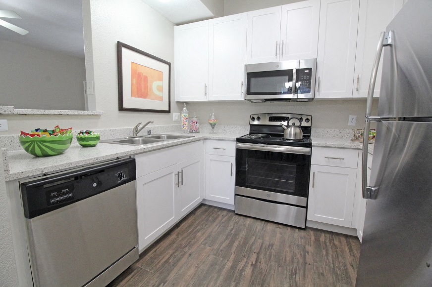 Kitchen l The Preserve at Creekside Apartments in Roseville CA 