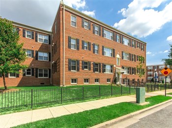 Exterior-Building-Shot-of-Fairway-Park-Apartments Exterior-Building-Shot-of-Fairway-Park-Apartments - Photo Gallery 3