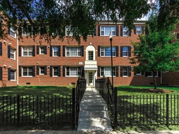 Exterior-Building-Shot-of-Fairway-Park-Apartments Exterior-Building-Shot-of-Fairway-Park-Apartments - Photo Gallery 4