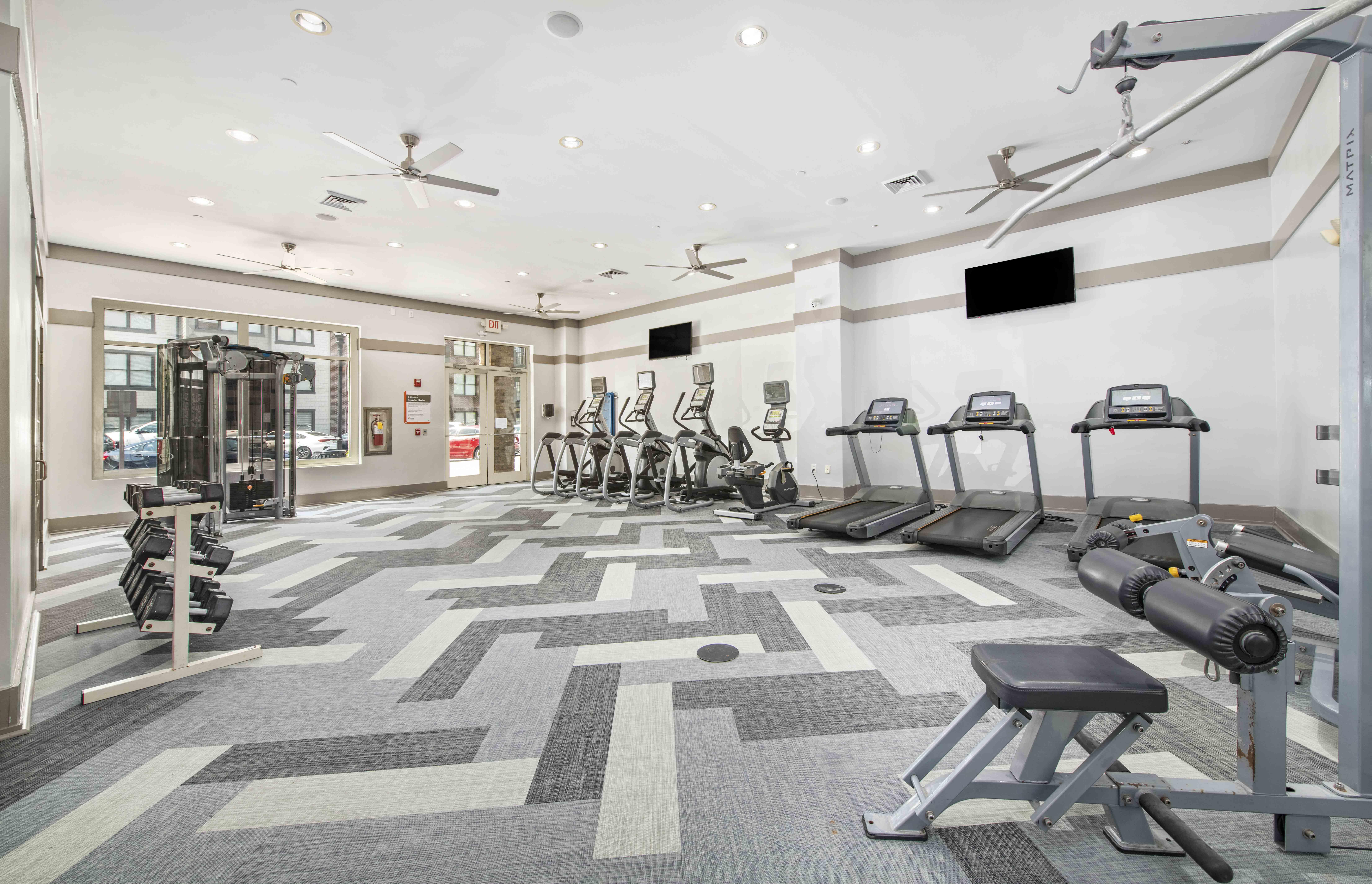 the gym at the landing at pullman apartments in pullman