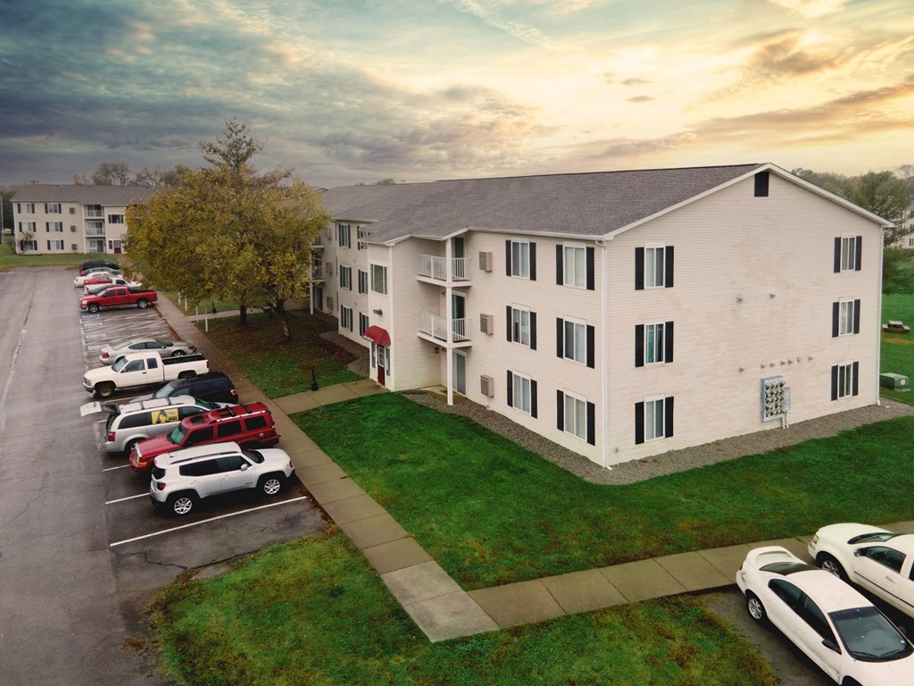 Building Exterior at Morris Estates Apartments, Hopkinsville