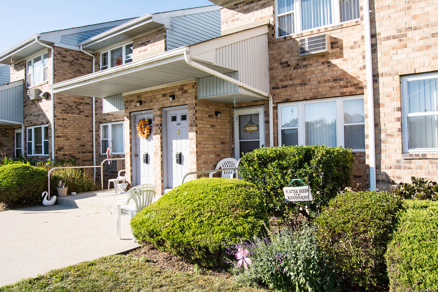 Courtyard Garden Area at Brookwood at Oakdale 55+, New York