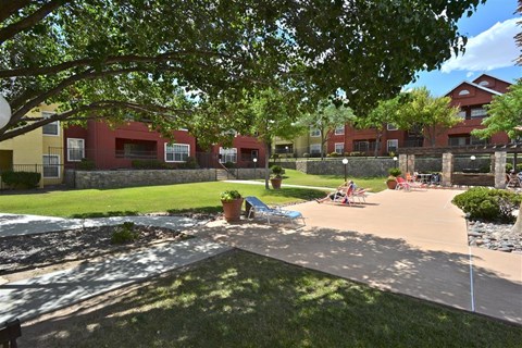 Manicured grounds at Ryan's Crossing, 535 S. Mesa Hills Dr. El Paso, TX 79912