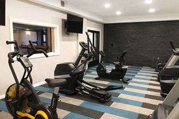 Cardio equipment at Fountain Pointe apartments